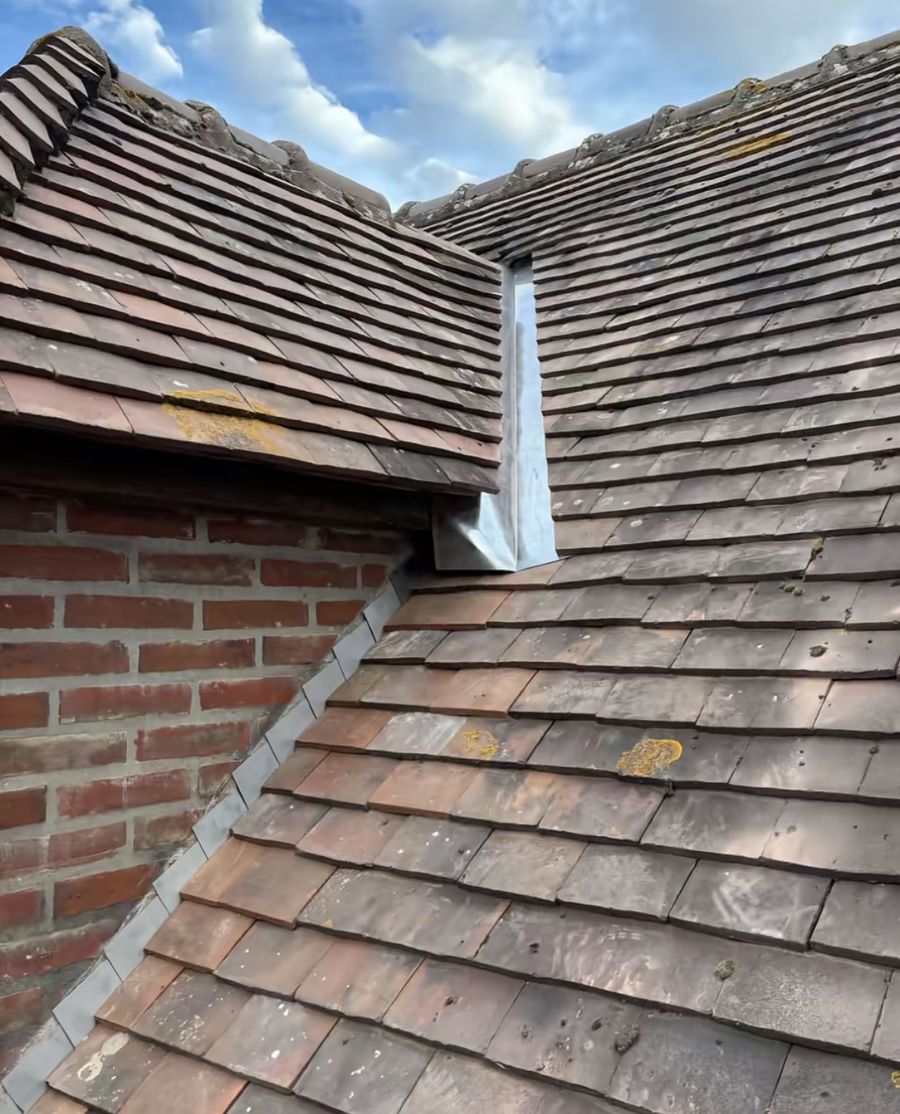 Souche de cheminée en brique et couverture en tuiles, chantier Compagnons Lamberty